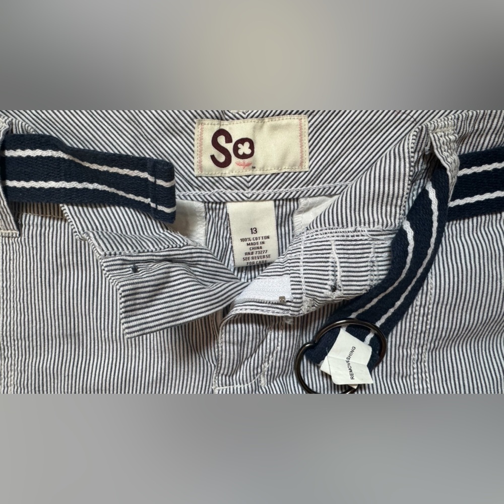 So sz juniors shorts in a blue and white pinstripe pockets EUC Like new w belt - Picture 5 of 5